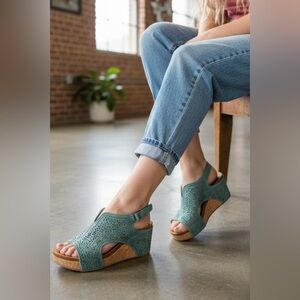 NIB Brand New Very G Free Fly 3 Turquoise Eyelet Wedge Sandals Platform Heels